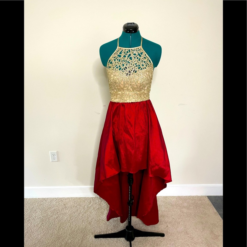 B. Smart High-Low Sleeveless Evening Gown
